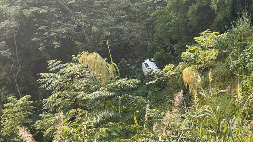 Ô tô mất lái lao xuống vực sâu ở Sơn La, 2 người bị thương nặng