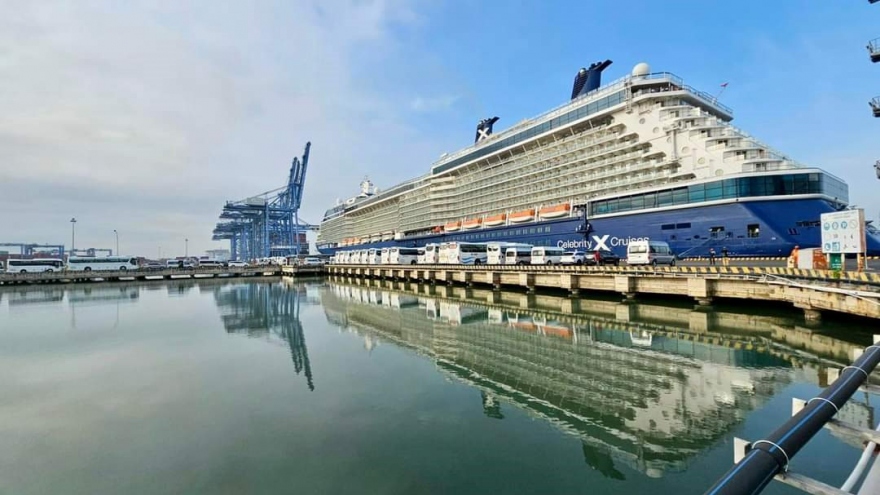 Luxury cruise ship brings 2,700 international tourists to Vietnam