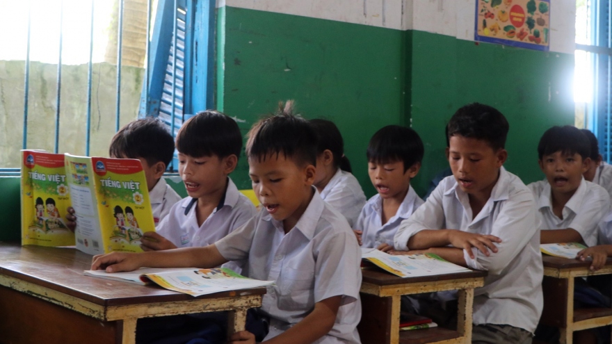 Vượt khó “gieo chữ” cho những con em gốc Việt tại Campuchia