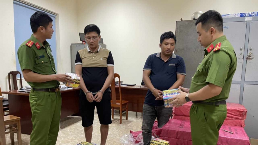Tạm giữ hình sự người đàn ông mua hơn 4 tạ pháo lậu từ Lào về Đắk Lắk tiêu thụ