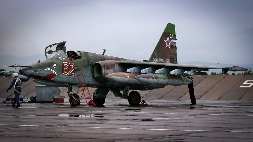 Cường kích Su-25 của Nga phóng tên lửa phá hủy cứ điểm và thiết giáp Ukraine