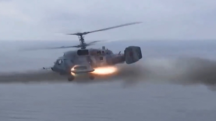 Trực thăng hải quân Nga nhả đạn diệt mục tiêu gần bờ biển Crimea