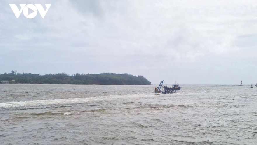 Tàu cá của ngư dân tỉnh Quảng Ngãi bị phá nước chìm trên biển
