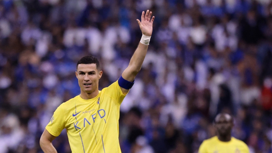 Bị CĐV chọc tức, Ronaldo đáp trả bằng hành động bất ngờ