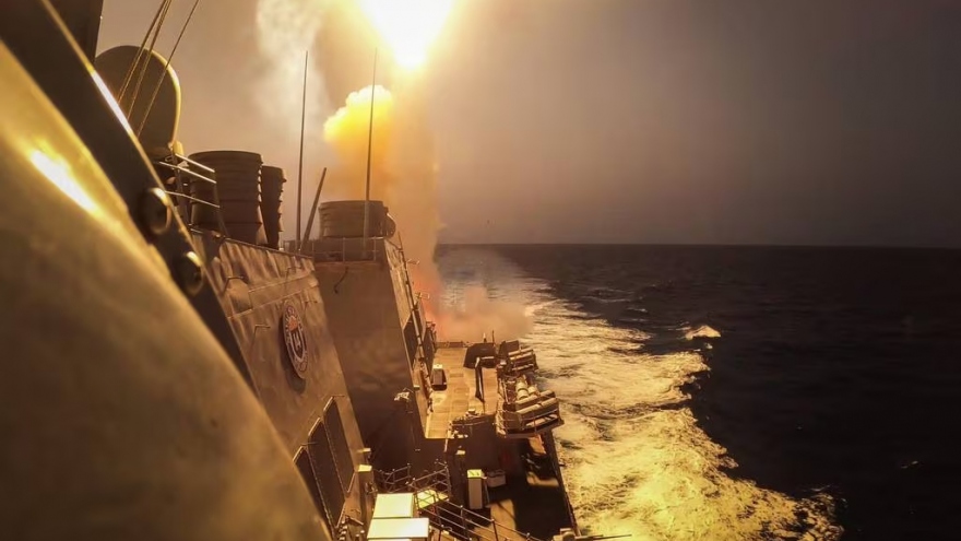 Tàu chiến Mỹ đối phó với các cuộc tấn công của Houthi ở Biển Đỏ như thế nào?