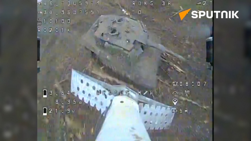 Khoảnh khắc UAV cảm tử của Nga lao thẳng vào xe tăng Leopard 2A4 ở Zaporizhzhia