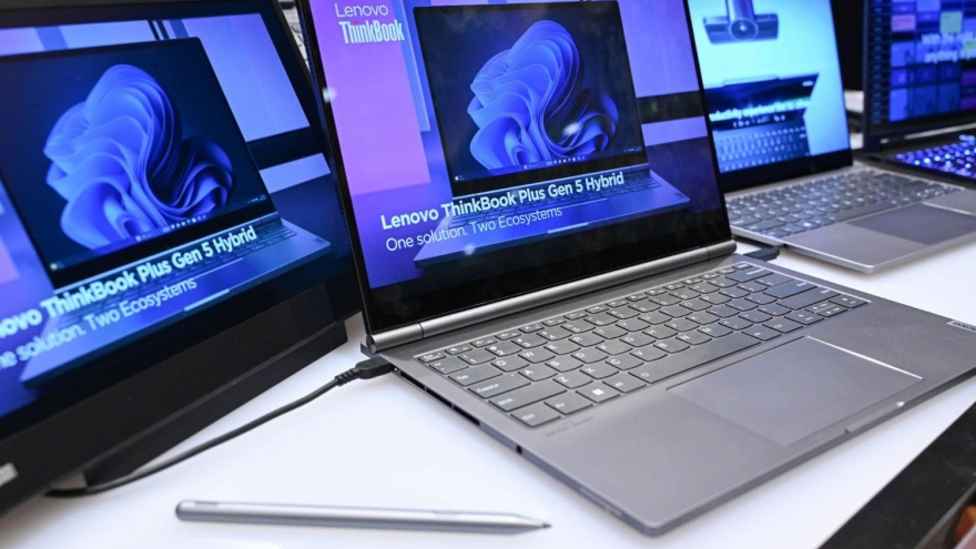 Lenovo công bố laptop lai độc lạ chạy hệ điều hành kép tại CES 2024
