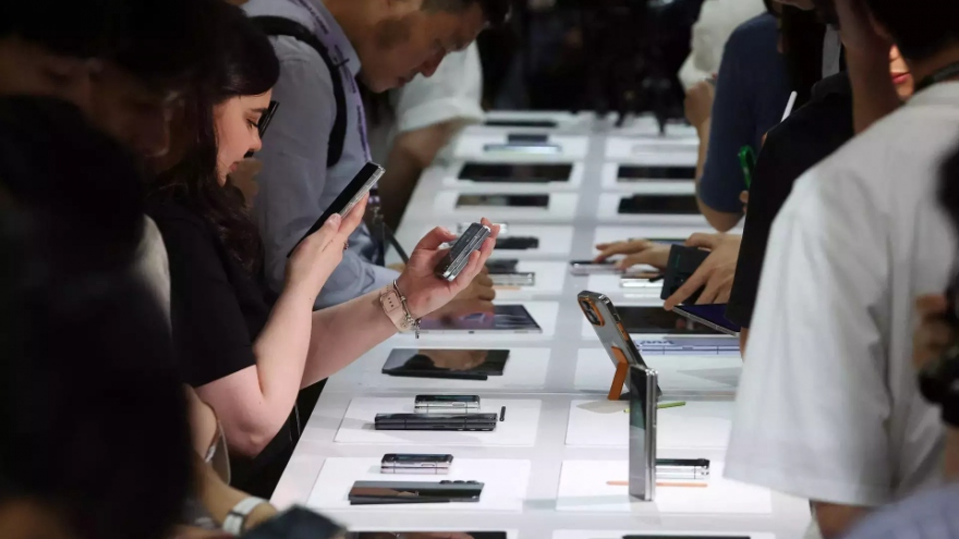 Samsung và Huawei khiến iPhone mất thế trong phân khúc smartphone cao cấp