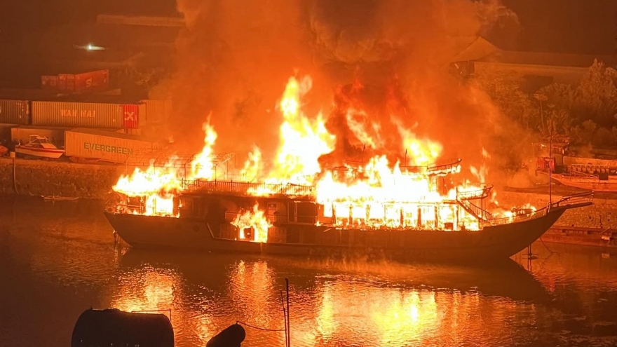 Cháy 3 tàu vỏ gỗ trên sông Ka Long ở Móng Cái