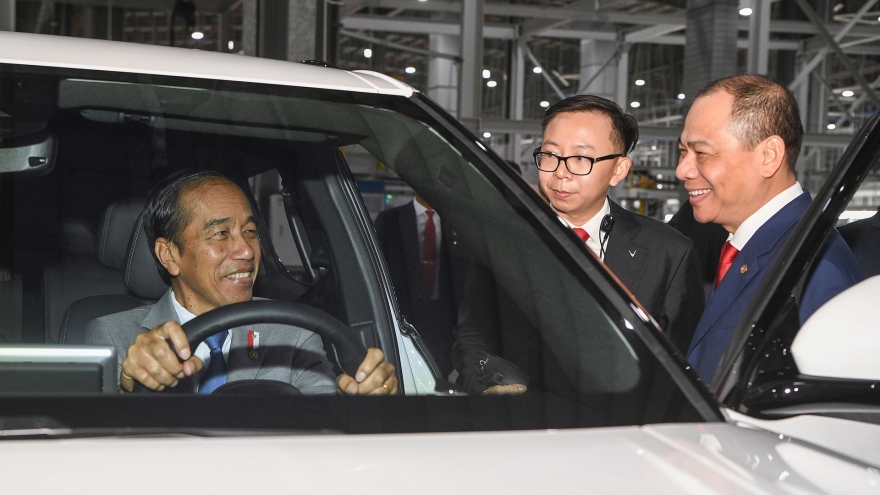 Ông Phạm Nhật Vượng đưa Tổng thống Indonesia thăm Nhà máy VinFast