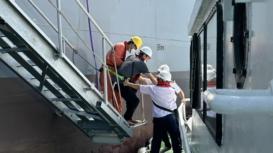 Kịp thời cứu nạn thuyền viên người nước ngoài đưa về bờ an toàn