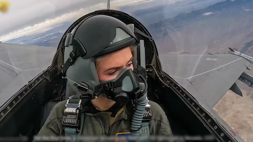 Cận cảnh Hoa hậu Mỹ 2024 lái máy bay tiêm kích F-16 trên bầu trời