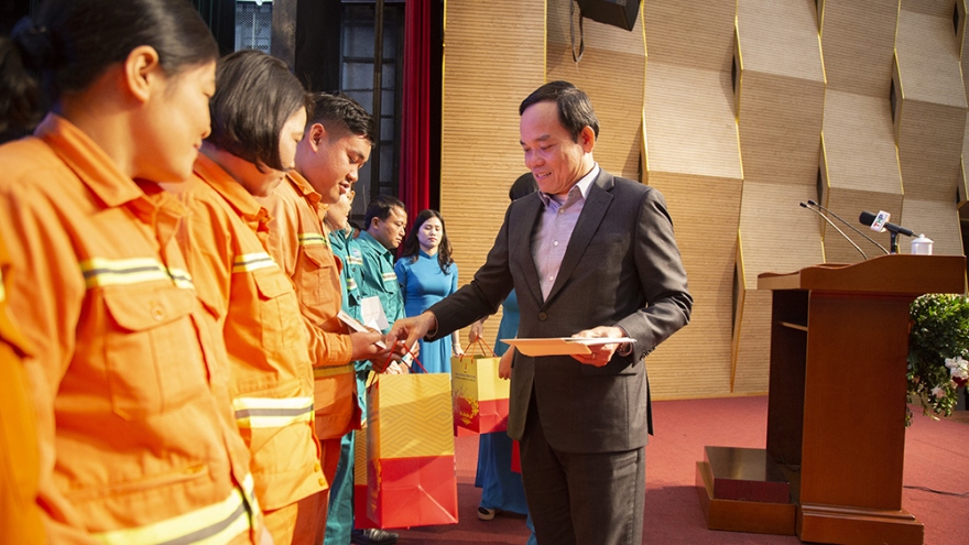 Phó Thủ tướng Trần Lưu Quang tặng quà công nhân, gia đình chính sách Hải Phòng
