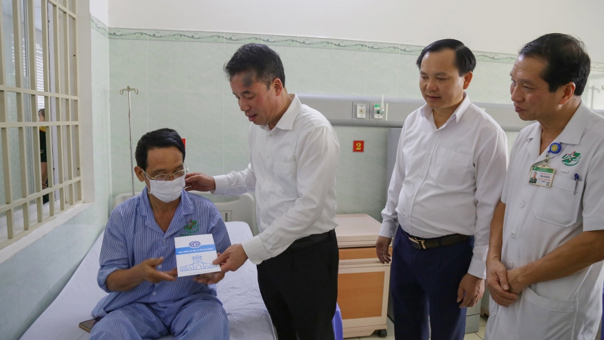 Tặng sổ BHXH, thẻ BHYT và quà cho bệnh nhân nghèo ở TPHCM, Bà Rịa - Vũng Tàu