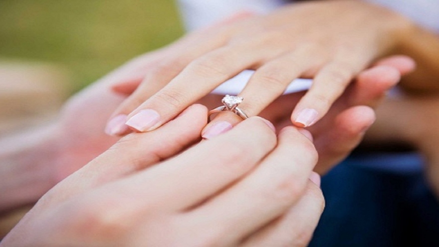 Sau khi nói lời chia tay được 5 năm, bạn trai cũ đột nhiên ngỏ lời cầu hôn