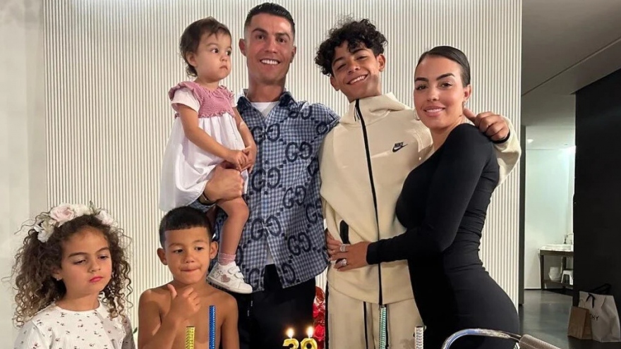 Chiều cao ấn tượng của con trai Ronaldo 13 tuổi khiến dân mạng ngỡ ngàng