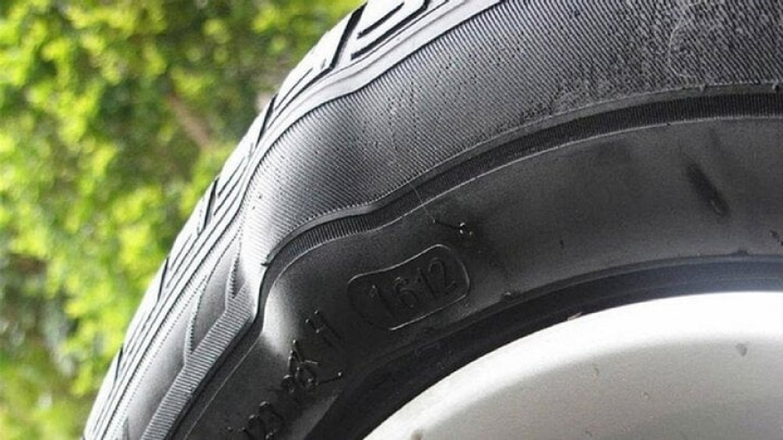 Dấu hiệu cảnh báo lốp xe của bạn có vấn đề
