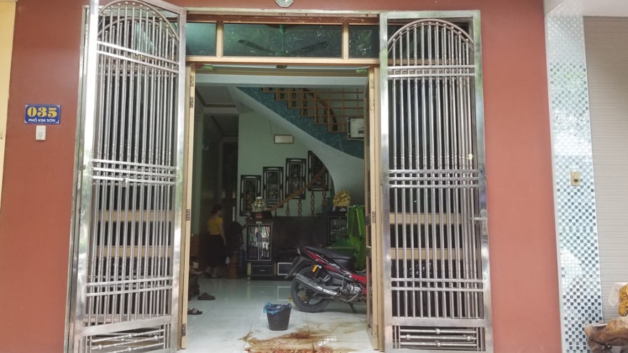 Nhóm đối tượng xấu ném chất bẩn vào nhà dân ở Lào Cai