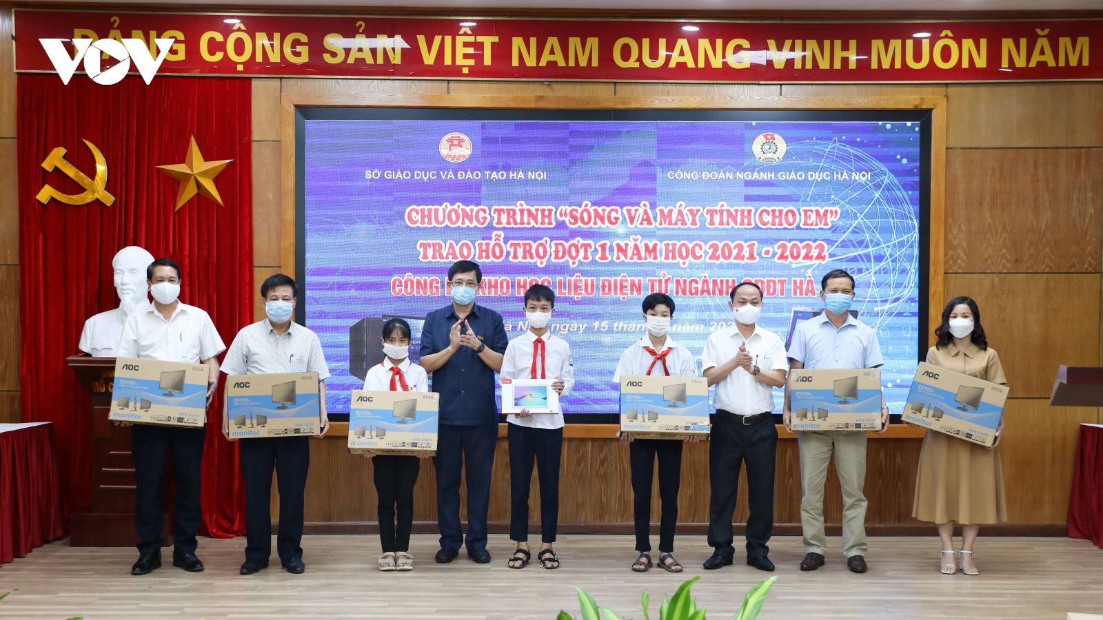 Trao tặng gần 4.000 bộ máy tính hỗ trợ học sinh Hà Nội khó khăn 
