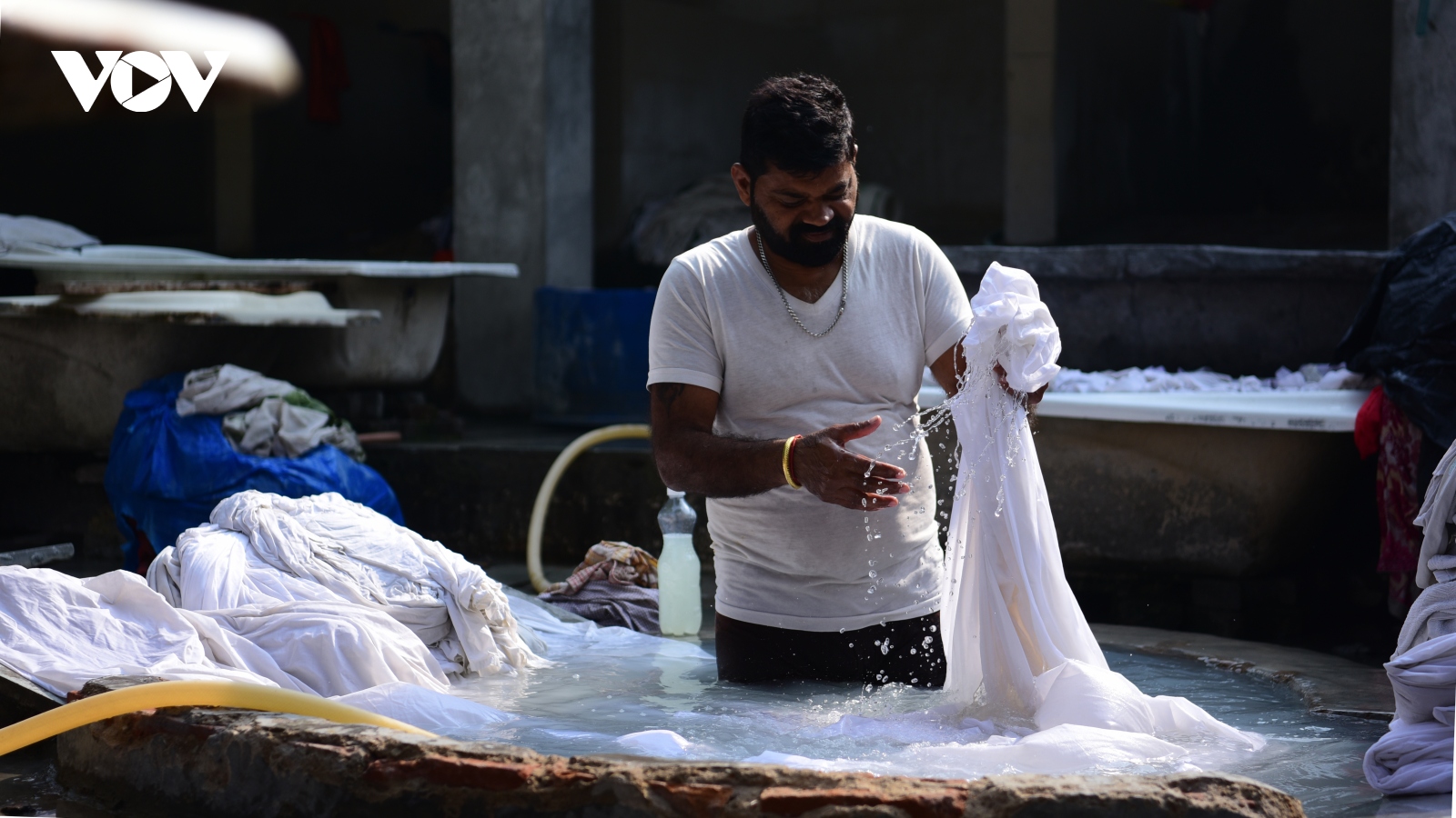 Những Dhobi hạnh phúc trong xưởng giặt ở khu ổ chuột tại Ấn Độ