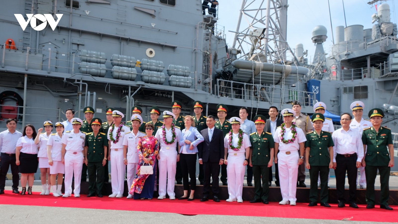 Đoàn tàu sân bay Hải quân Hoa Kỳ cập cảng Đà Nẵng, bắt đầu thăm Việt Nam 5 ngày