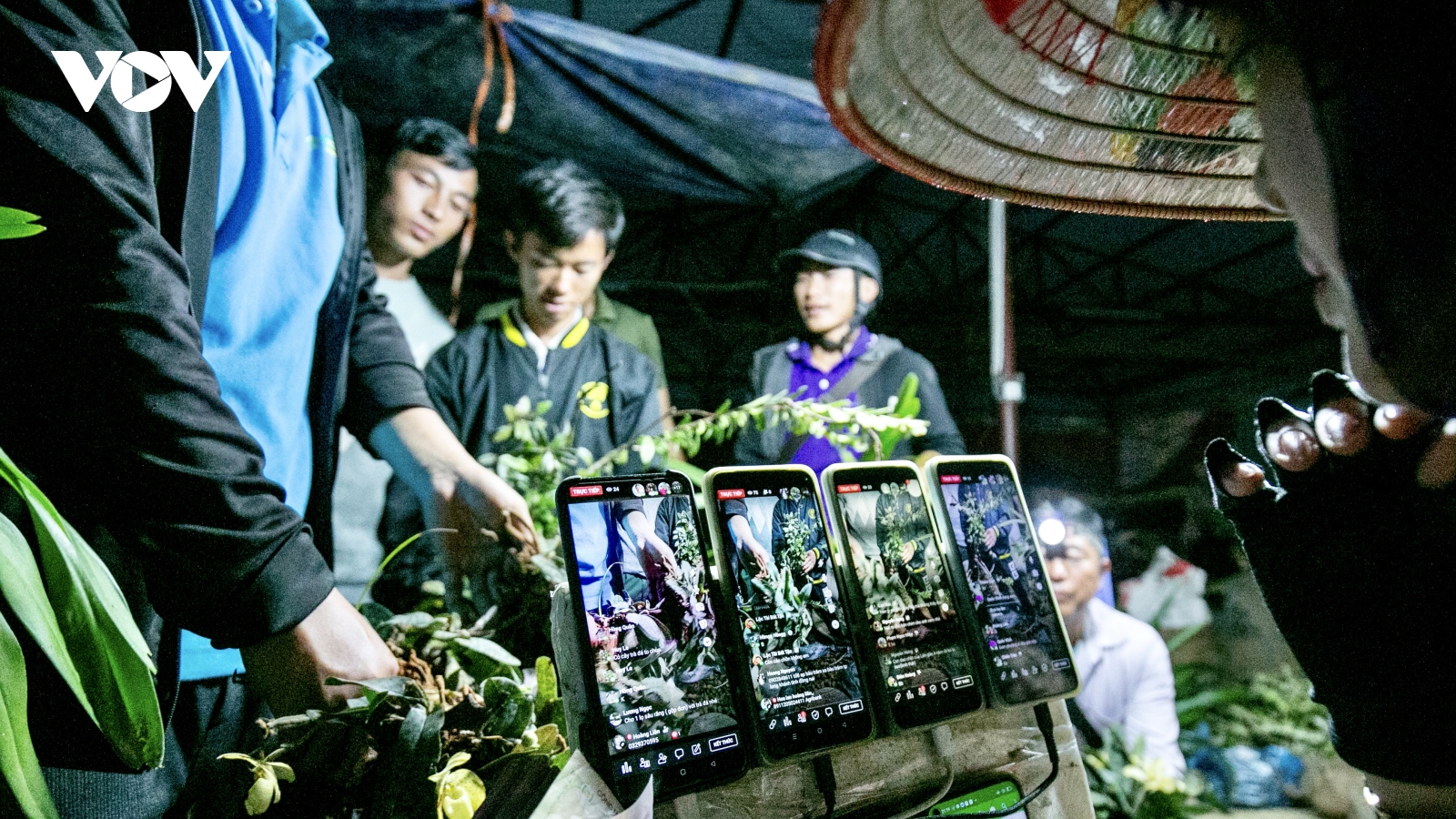 Xem người Mông bán hàng live stream ở chợ đêm Tủa Chùa
