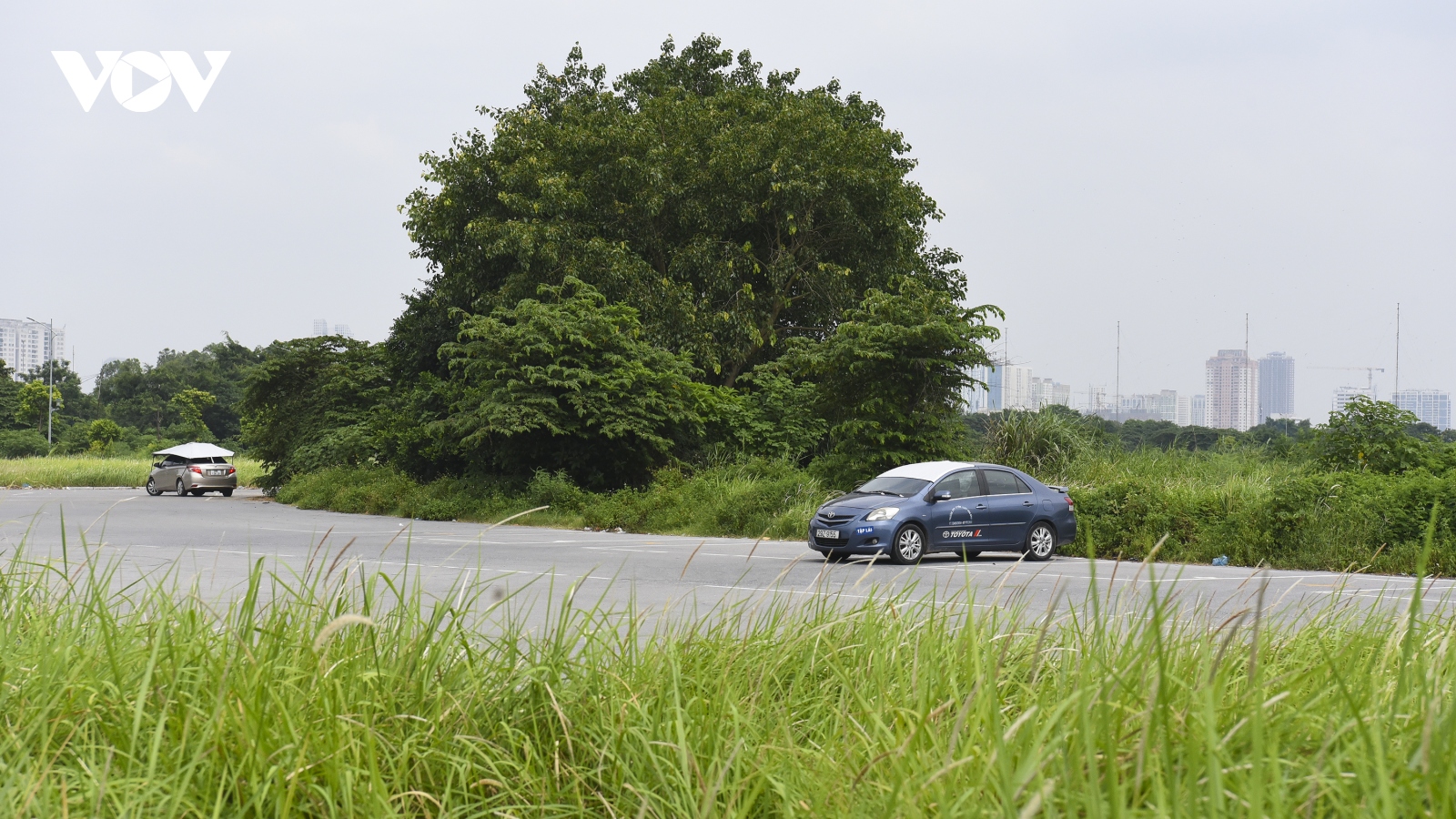 Công viên gần 100 ha ở Hà Nội biến thành nơi dạy lái xe ô tô, tập kết rác