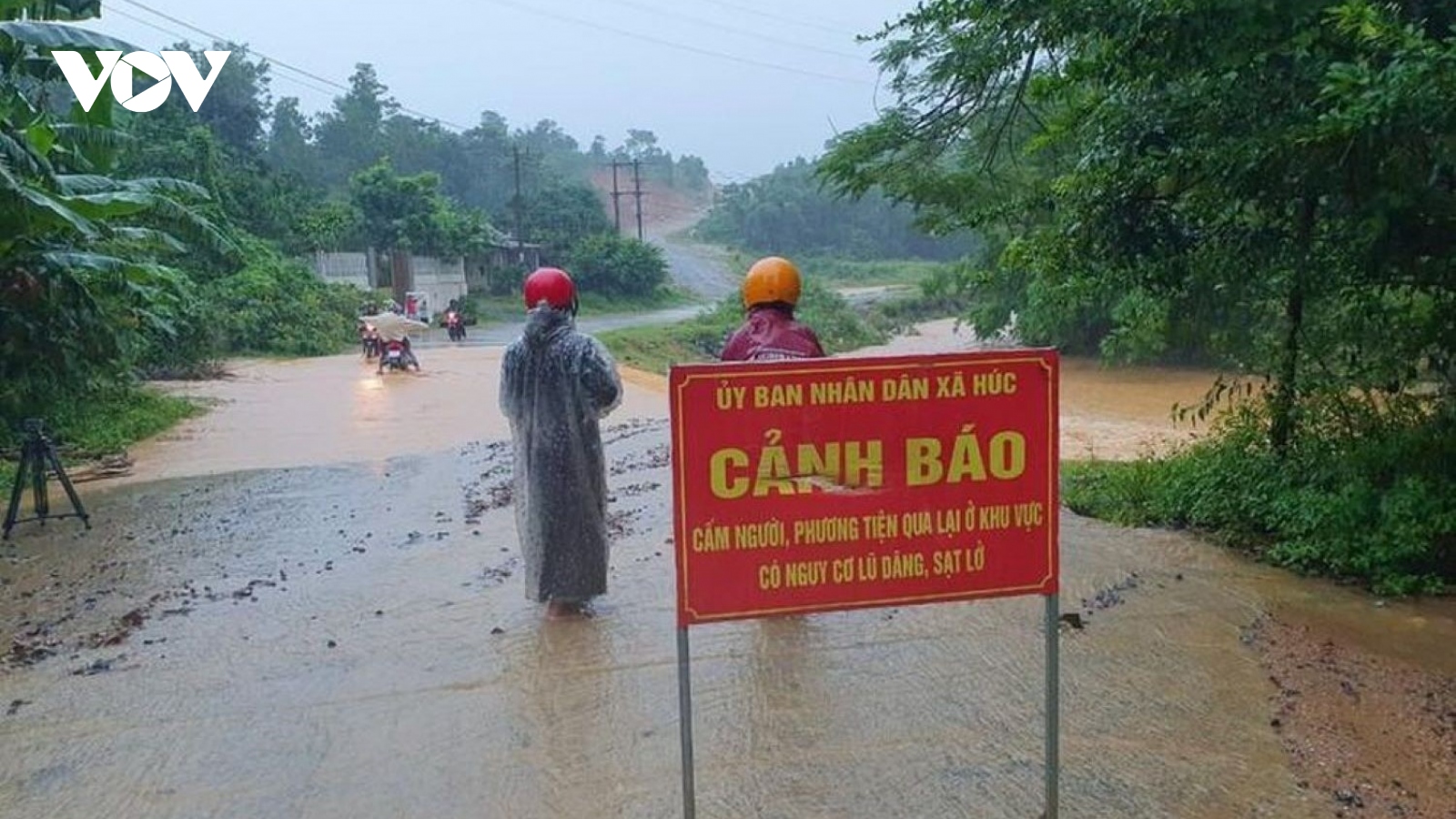 Áp thấp nhiệt đới gây mưa to, dông lốc, làm 1 người thiệt mạng ở miền Trung