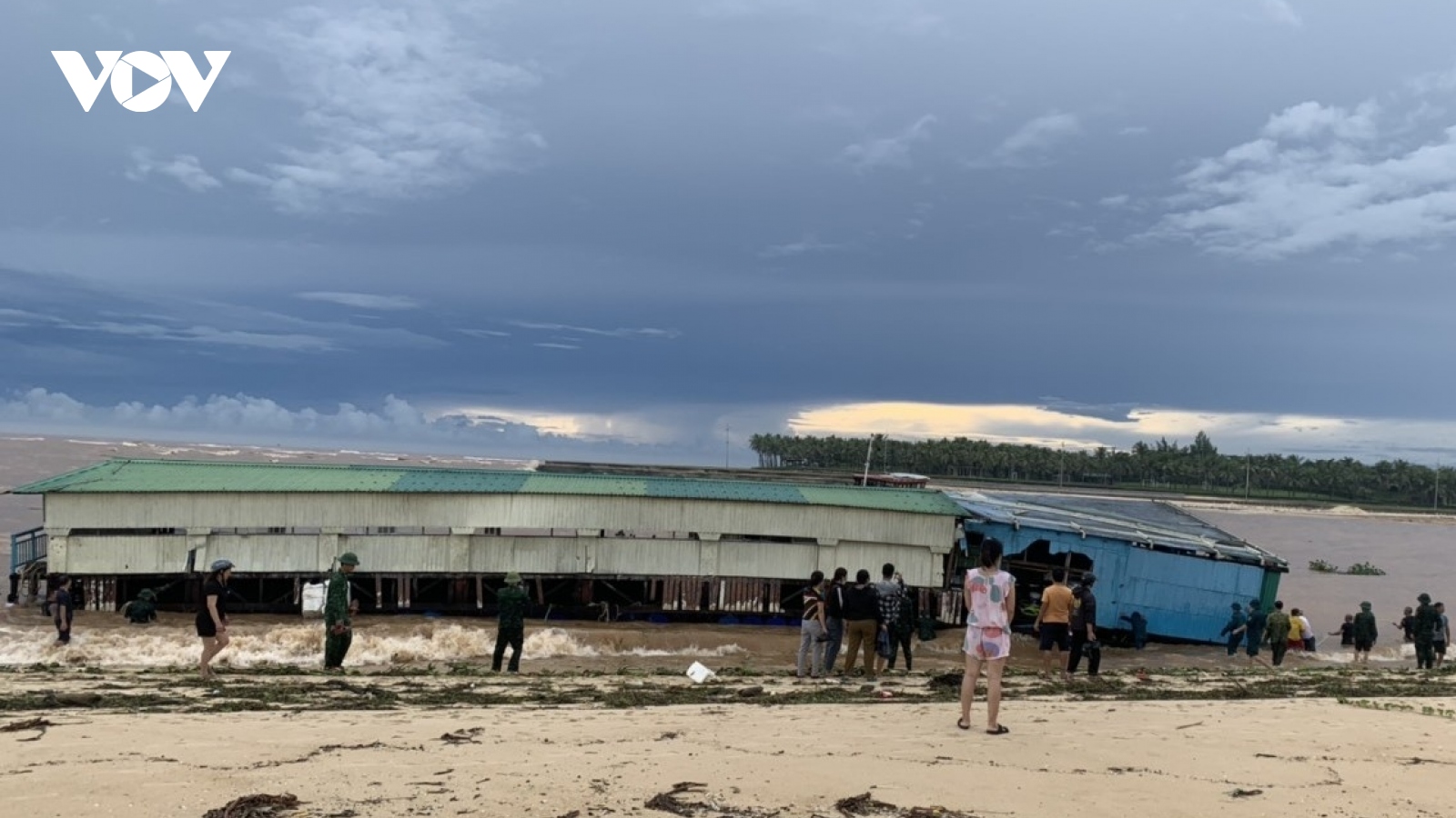 Quảng Bình: Nhà hàng nổi trôi dạt ra cửa biển, người dân ứng cứu trong đêm
