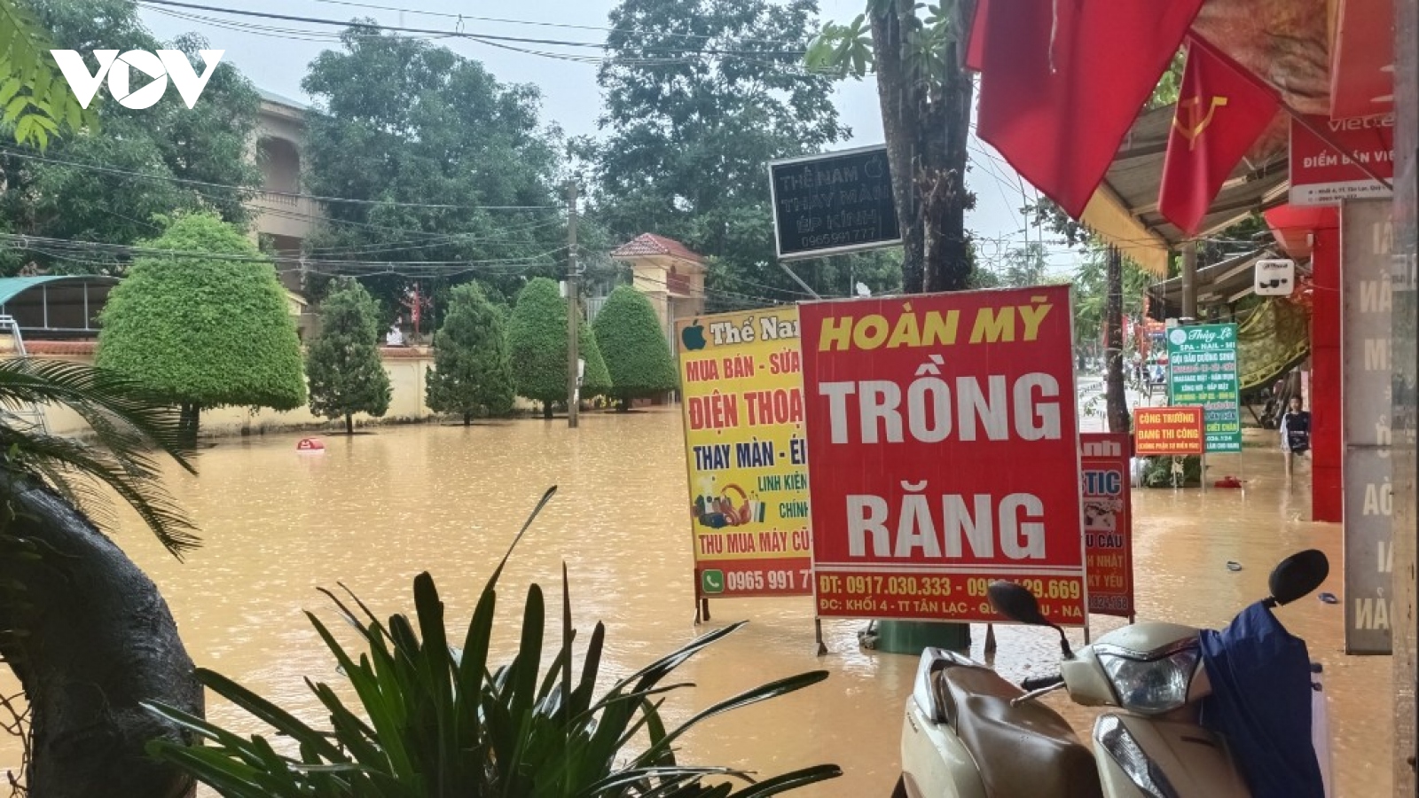 Hơn 600 ngôi nhà ở thị trấn huyện miền núi Quỳ Châu (Nghệ An) ngập trong nước