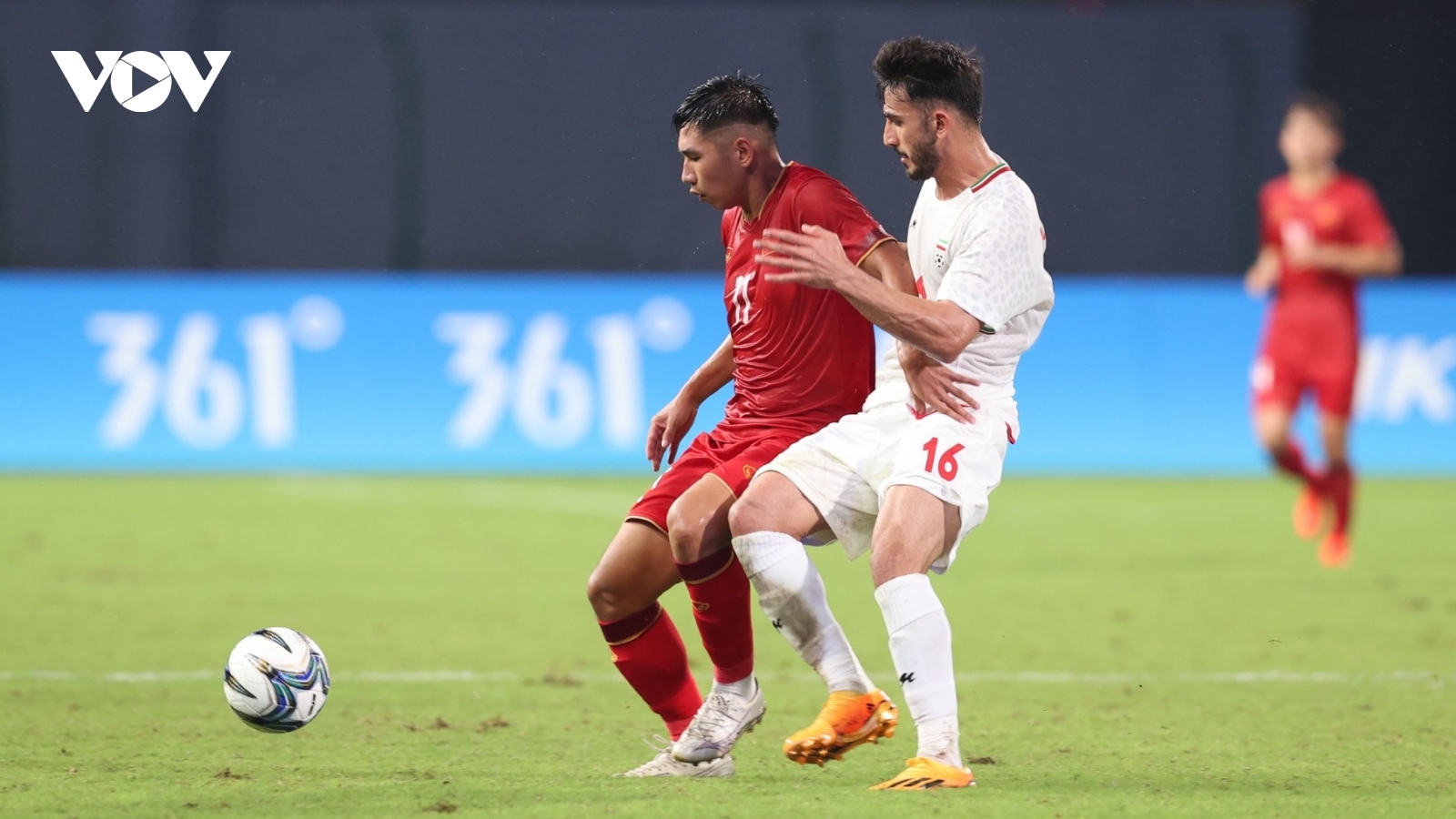 Cận cảnh 90 phút "đói bóng" của hàng tiền đạo Olympic Việt Nam trước Iran