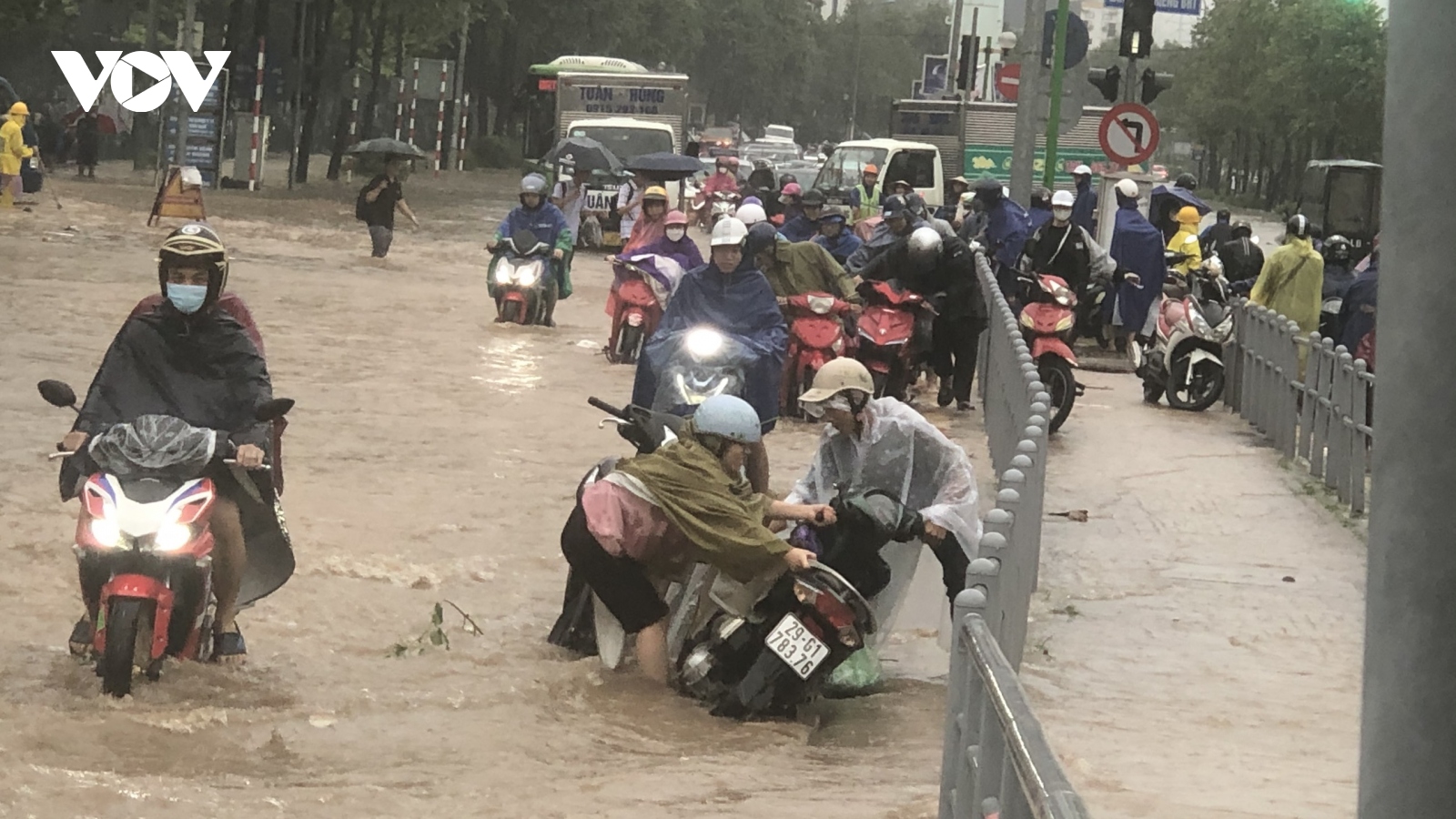Mưa lớn đầu giờ sáng, nhiều khu vực tại Hà Nội ngập úng, giao thông ùn tắc