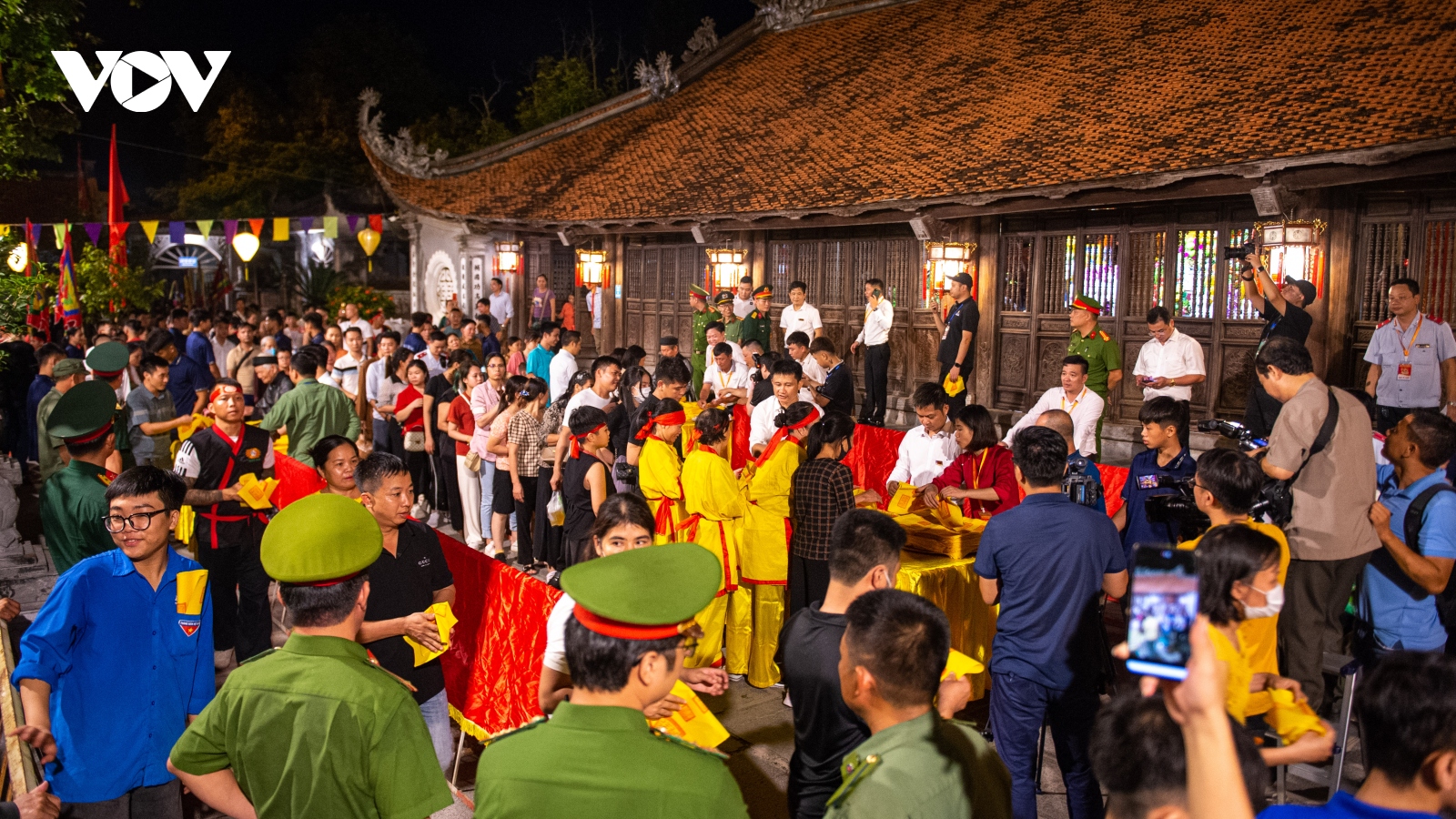 Biển người xếp hàng xin ấn trong đêm khai hội mùa thu Côn Sơn - Kiếp Bạc