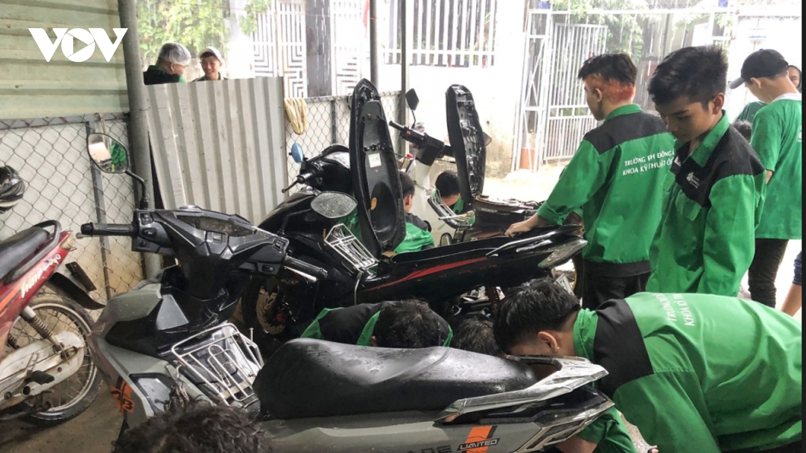 Sinh viên Đà Nẵng tình nguyện sửa xe miễn phí cho người dân vùng ngập lụt