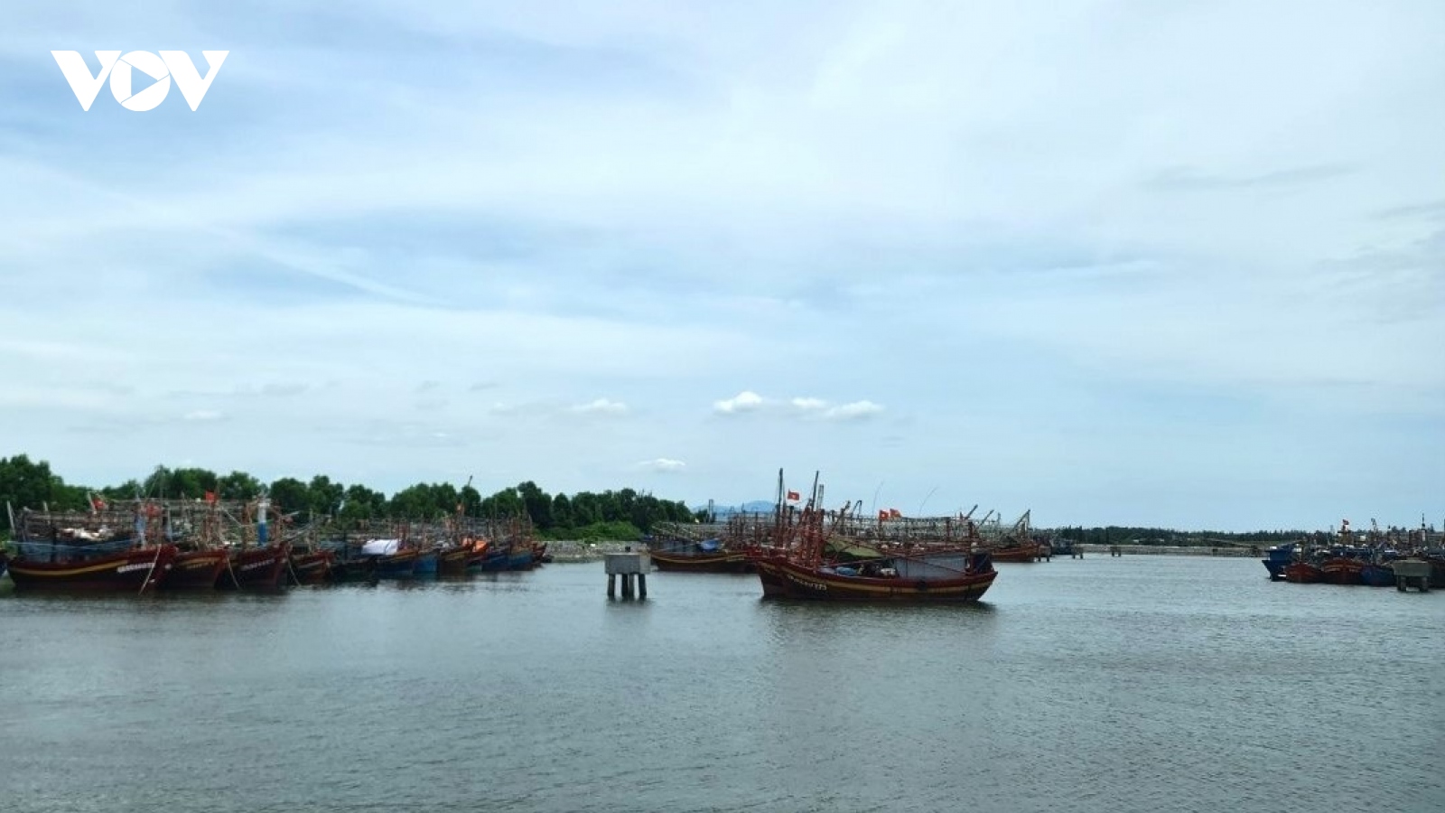 Tìm kiếm 1 ngư dân rơi xuống biển mất tích ở Quảng Bình