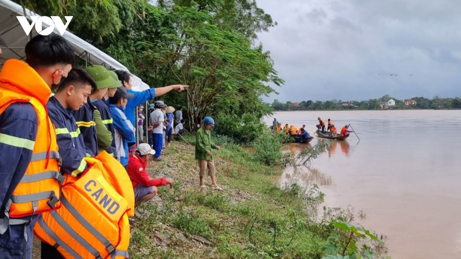 Tìm kiếm người đàn ông rơi xuống sông Long Đại, tỉnh Quảng Bình mất tích