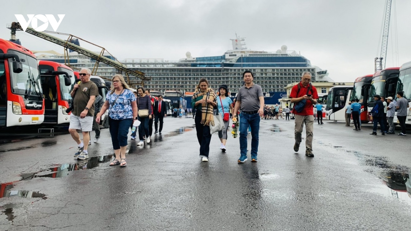 Celebrity Solstice brings 2,700 foreign tourists to central Vietnam