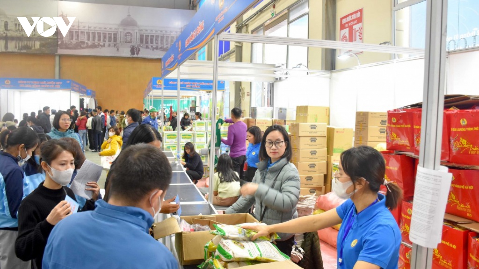 Công nhân hối hả sắm Tết tại "Chợ Tết Công đoàn 2024" ở Hà Nội