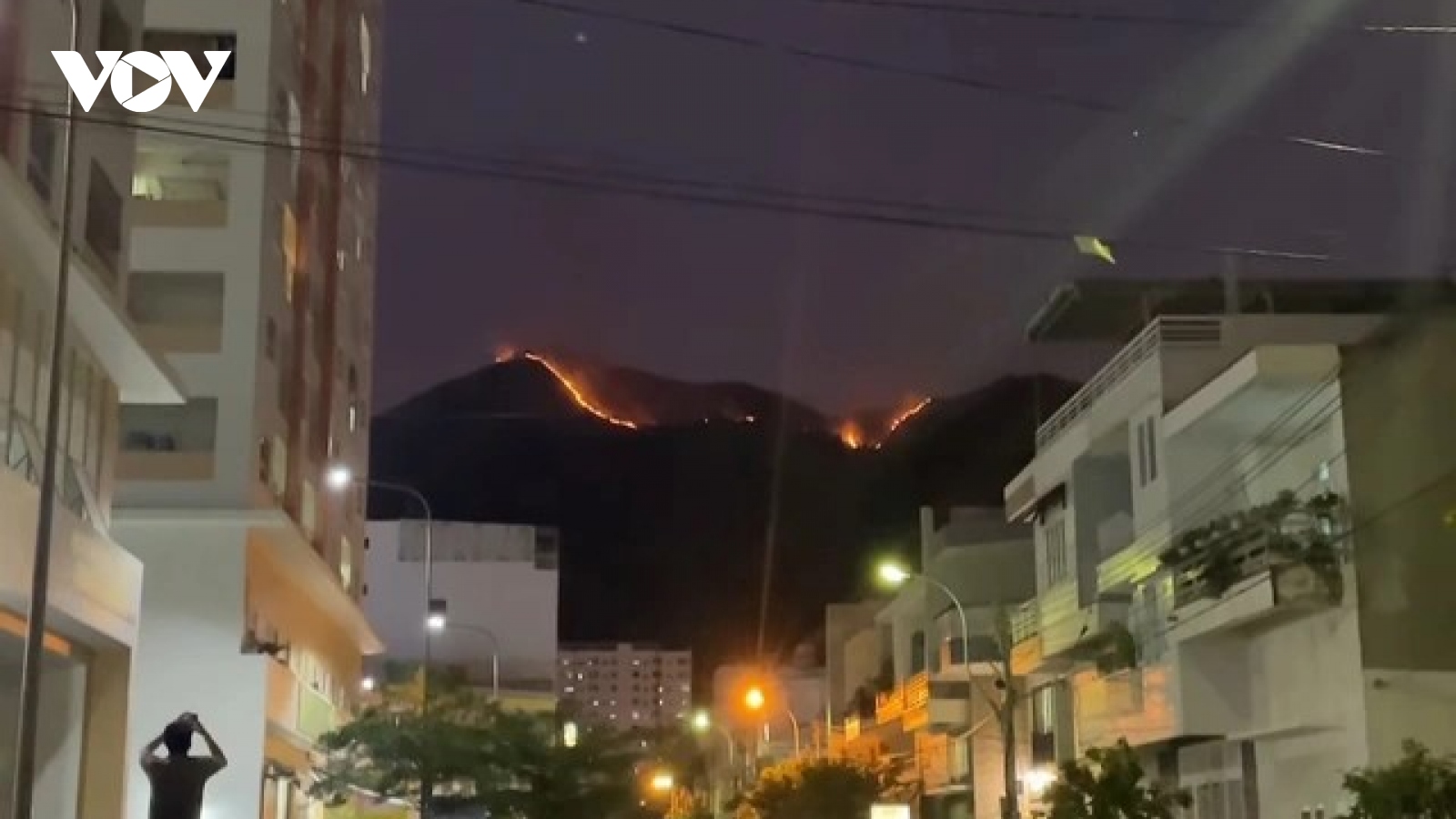 Khánh Hòa: Cháy trên núi Cô Tiên, đưa 25 người cắm trại xuống núi an toàn