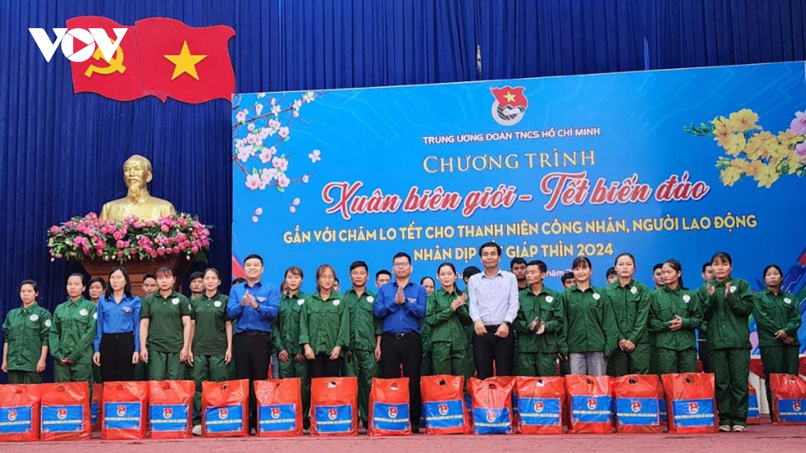 Trung ương Đoàn đưa Tết đến 2 huyện biên giới tỉnh Kon Tum