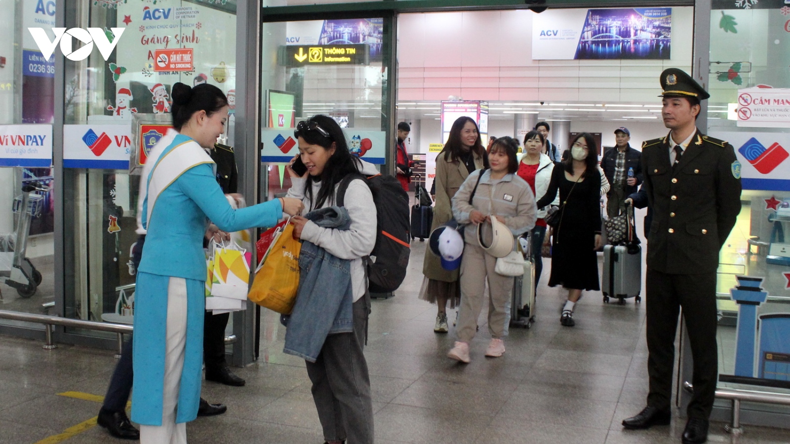 Đón chuyến bay và khách du lịch đầu tiên xông đất Đà Nẵng vào năm mới 2024