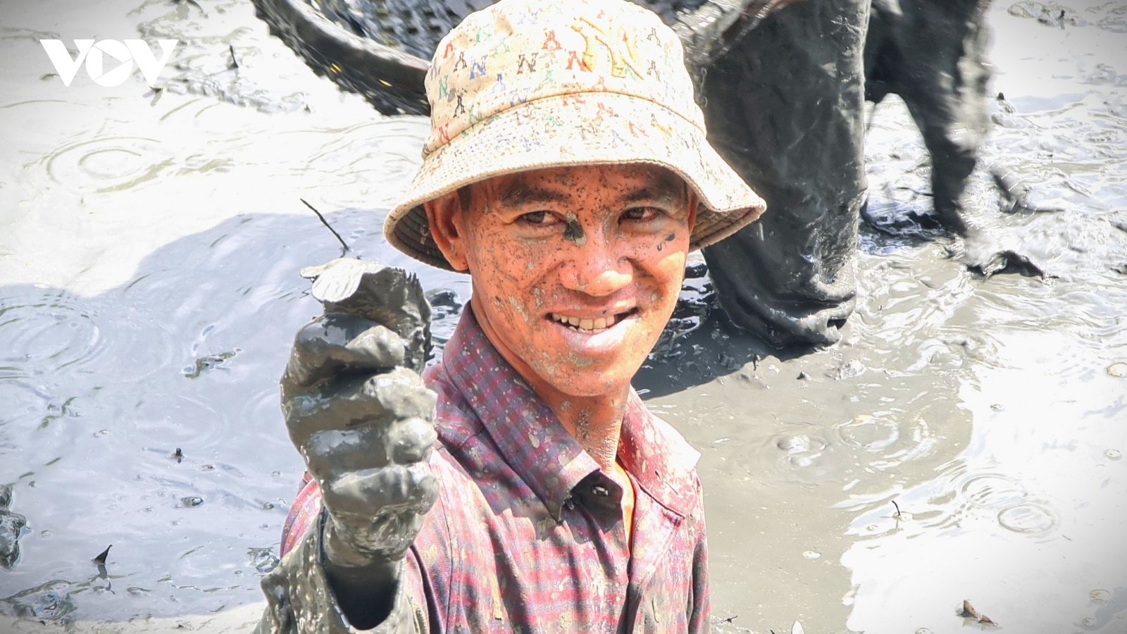 Nét văn hóa tát đìa bắt cá đồng ăn Tết ở Cà Mau