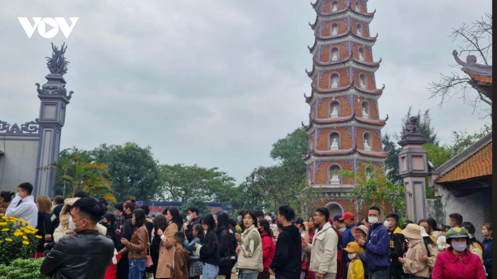 Người dân và du khách đi chùa cầu an đầu năm mới ở Quảng Bình