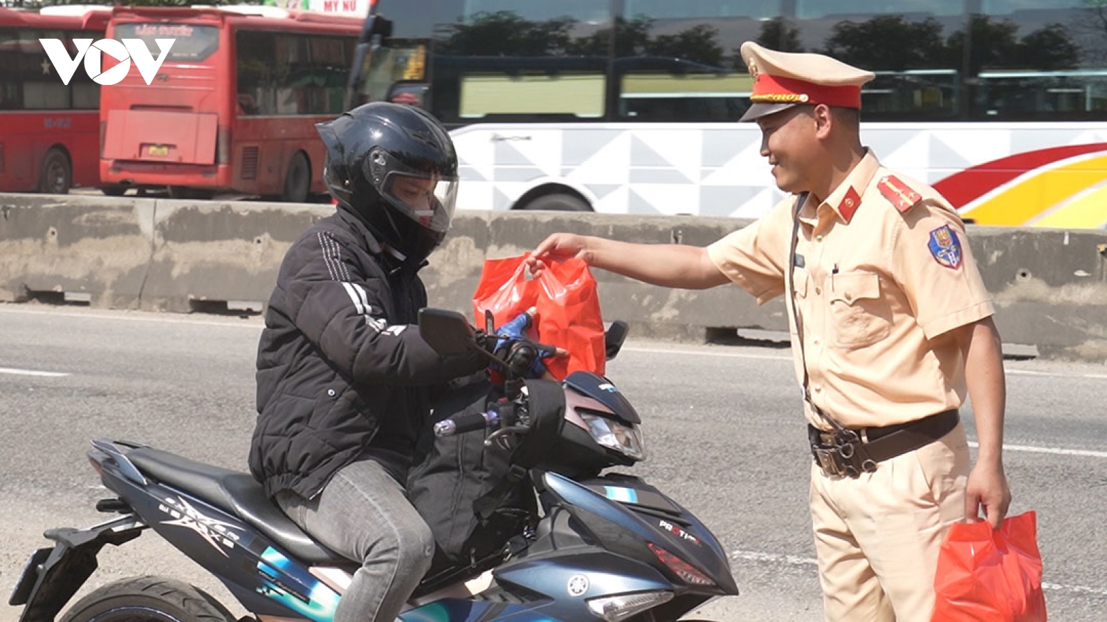 Cảnh sát giao thông Quảng Ngãi “đón xe máy” tặng quà người dân về quê ăn Tết