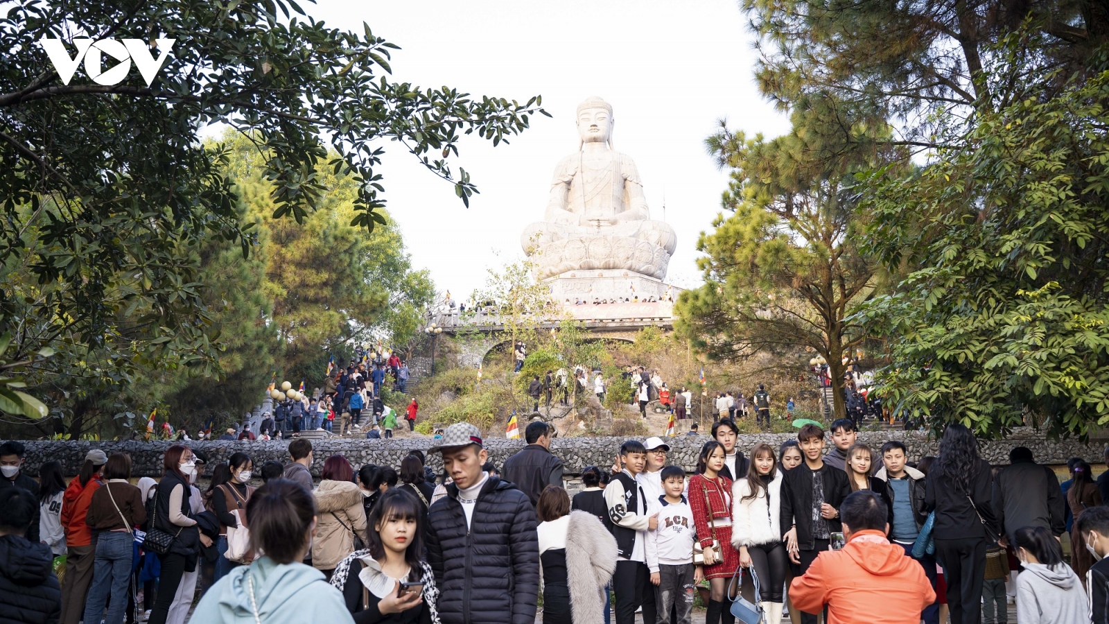 Hàng nghìn người ở Bắc Ninh chen chân trẩy hội chùa Phật Tích đầu xuân