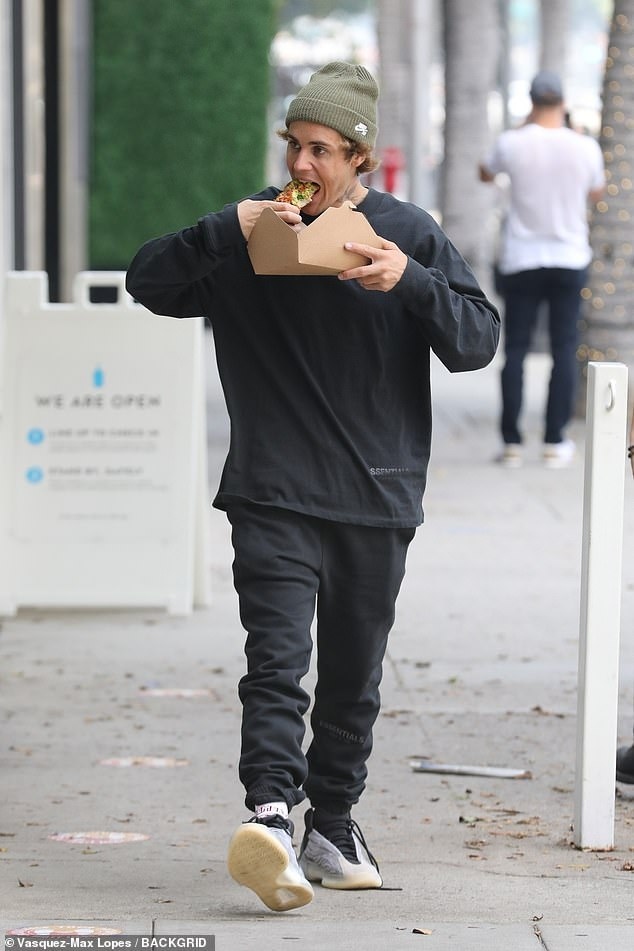 justin bieber complains about pizza while walking on the street in beverly hills image 1