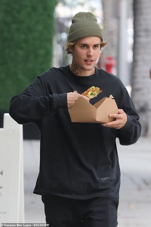 justin bieber complains about pizza while walking on the street in beverly hills image 2