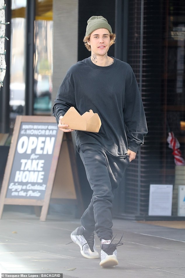 justin bieber complains about pizza while walking on the street in beverly hills image 3