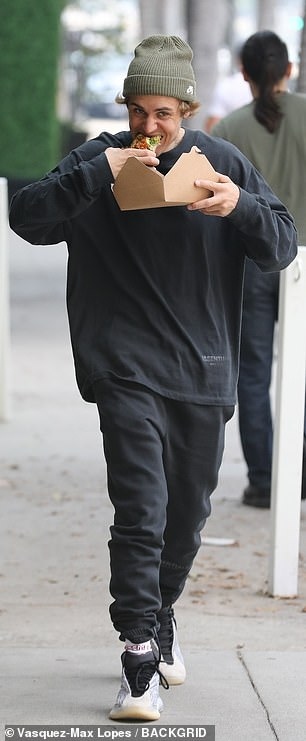 justin bieber complains about pizza while walking on the street in beverly hills image 4