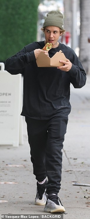 justin bieber complains about pizza while walking on the street in beverly hills image 5